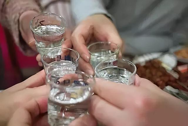 许三多？王宝强？江小白？金六福？这瓶网红二锅头身份太复杂