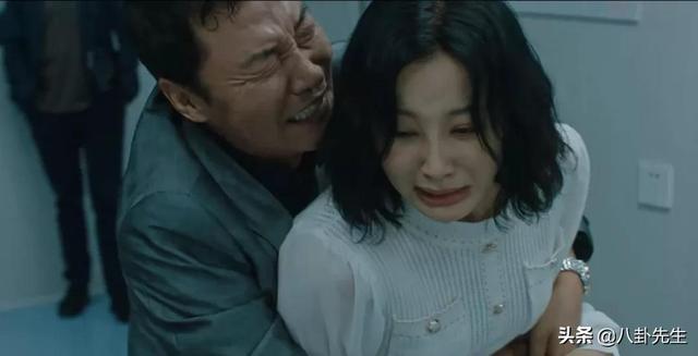 大陶红:折腾脸后颜值大跌的8位女星：多数已过气，有人嘴都歪了