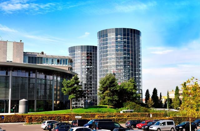 世界顶峰的汽车生产基地，16秒生产一辆，6000个智能机器人