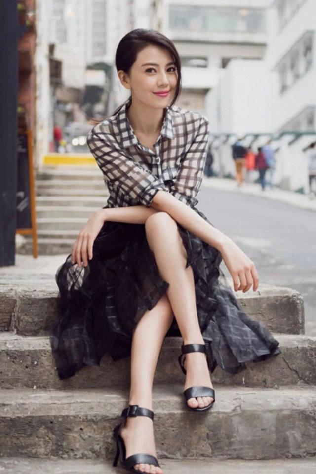 赵又廷高圆圆差几岁:高圆圆带孩子与江一燕聚餐，2岁女儿打扮淑女，侧脸像极了赵又廷