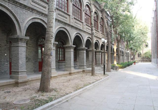 周总理的小学老师去世后，其儿子进京求职，总理接见他后当场落泪