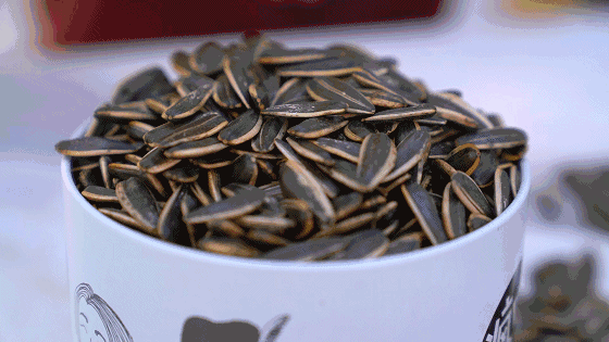 古今中外嗑瓜子都“上瘾”，原来是有科学依据的