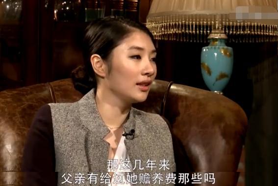 割腕自杀、告母入狱，成龙女儿这是反击报复还是无限作妖？
