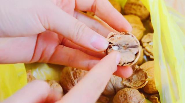 夜里翻来覆去睡不着，93岁爷爷教你一招，一个苹果轻松搞定，厉害