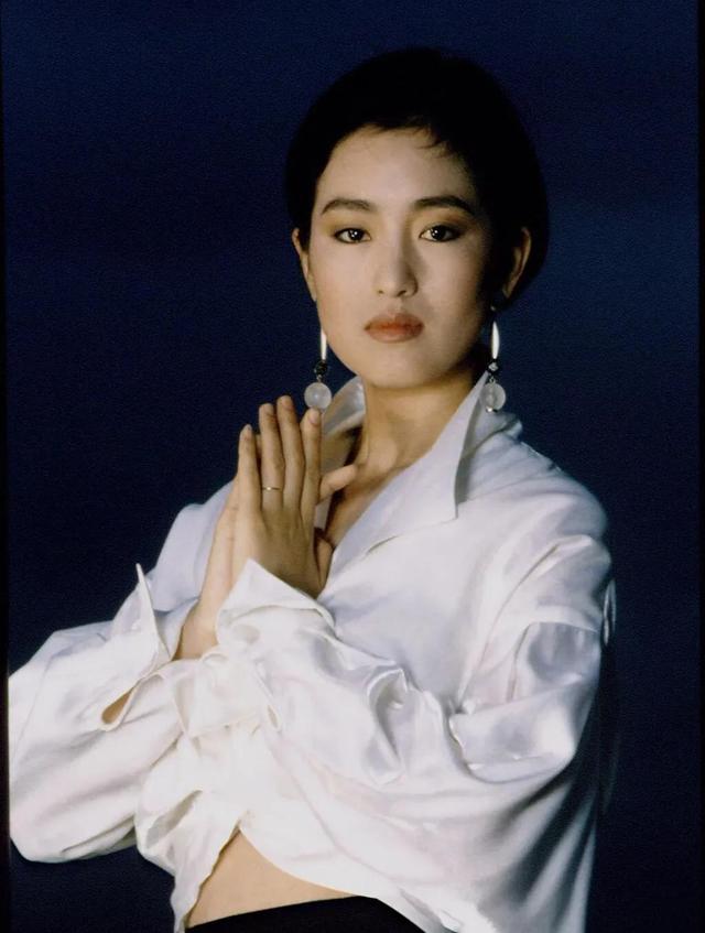 莫妮卡贝鲁奇:莫妮卡·贝鲁奇和巩俐：有大地女神般的美感，穿白衬衣就美得惊人