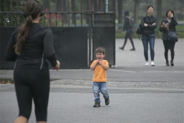 孩子为啥那么粘人？妈妈洗澡、上厕所都跟着，了解心理需求很重要