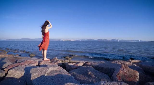 轻浮什么意思（喜欢搞暧昧的人多半是这几种心态）