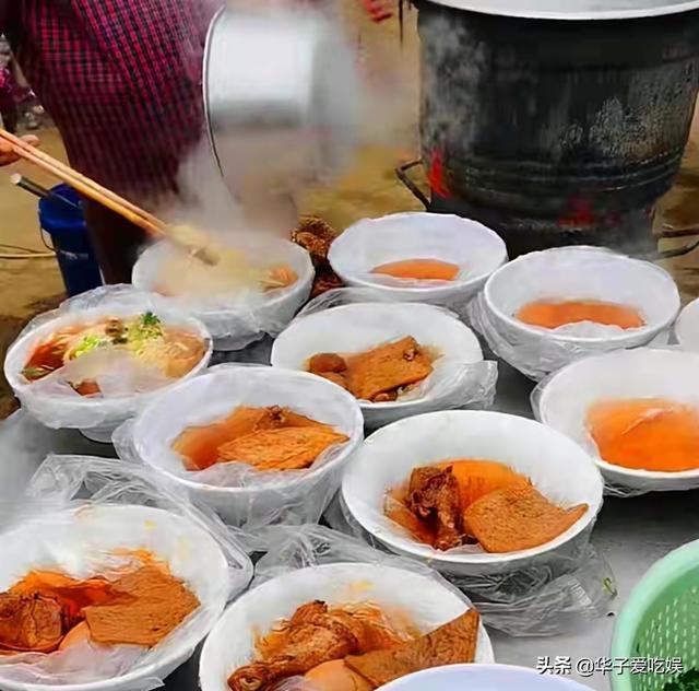 拉面哥涨价引发热议，因为从一开始就是一个误会，他与大衣哥不同