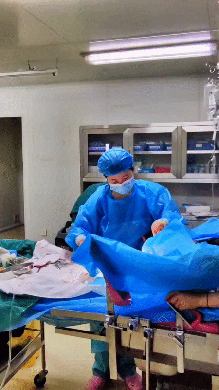 我在凌晨2点左右顺利生下女宝一枚，重6斤6两，于是取名为小66