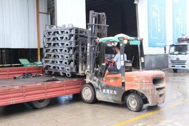 钢价暴跌，电动车的价格却降不了