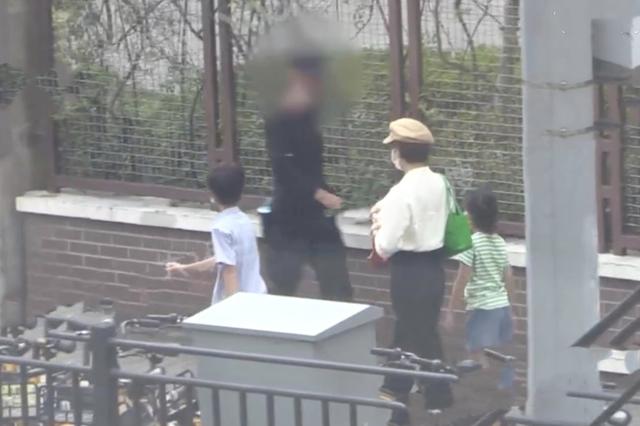 孙俪接儿女放学，戴贝雷帽穿搭时尚，等等高冷小花蹦蹦跳跳很活泼