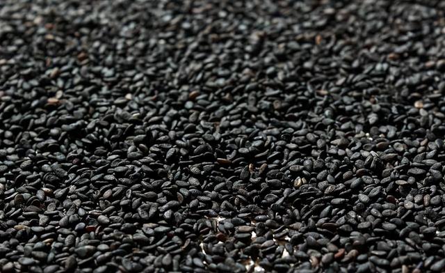 长出白头发后尽量不要染发，建议多吃这5样食物，记得转告家人