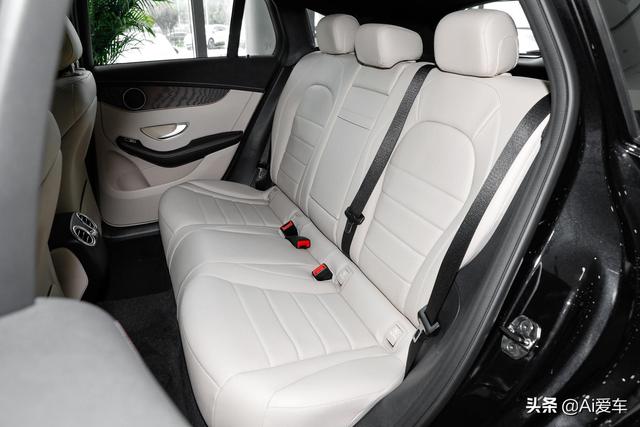 奔驰家的纯电中型SUV，跑高速跑城市都轻松省钱，到店实拍奔驰EQC