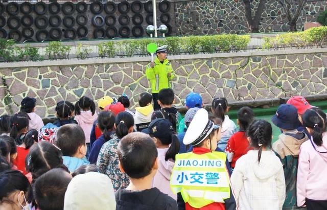 “守护天使乐趣童蒙”携手指导教官带孩子们学习更多安全小知识