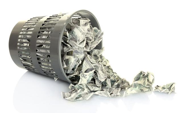 假如人民币在全球自由流通，最先崩溃的是哪一个货币？