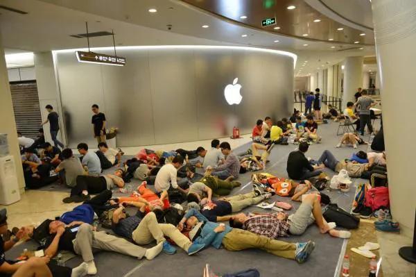 曾经那些深夜排队抢购iphone的人 现如今都去哪里了 Zh中文网