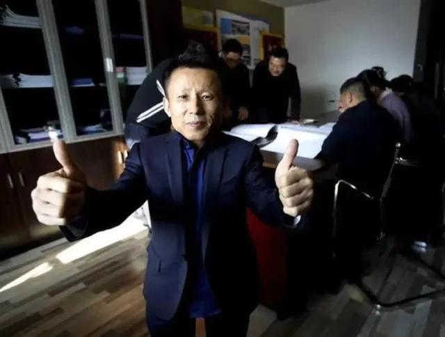 “牛人”艾贻明：高1.25米，19岁创业，22岁娶妻，34岁成亿万富豪