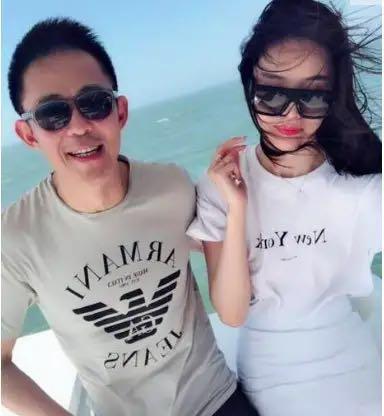 54岁侯勇带三婚美娇妻看展被误认为是父女娇妻小腹凸起疑怀孕