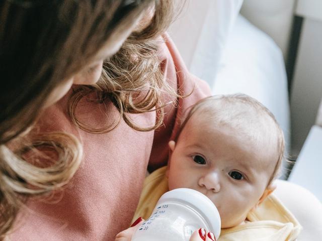 宝宝按摩油褒贬不一，妈妈难选择，宝宝真的有必要使用按摩油吗？