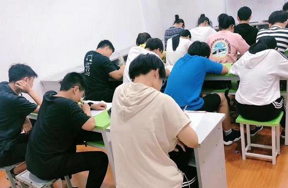 新型“啃老族”出现，父母还被“蒙在鼓里”，反而觉得孩子很上进