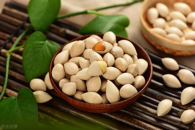 9月白果成熟地上掉满了，有人说可以吃，有人说有毒，到底怎样