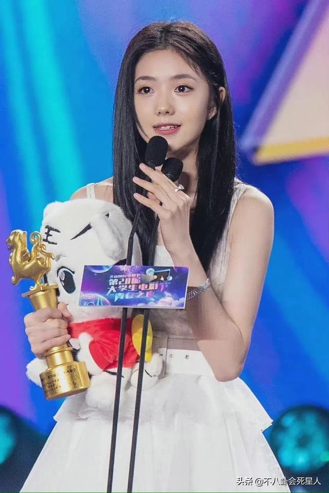 靠3部电影，一年内拿了4个新人奖，这位谋女郎获国际奖却招来骂声