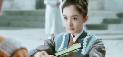 杨幂新剧引争议，35岁演“古偶少女”：这次被骂，她冤吗？