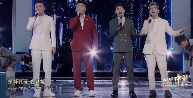 中秋晚会：周深背影好绝，撒贝宁唱歌憋笑，刘诗诗对不起这身衣服