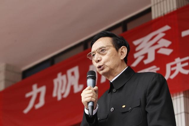 重庆破产首富：自己起早贪黑忙工作，儿子沉迷豪车不管事