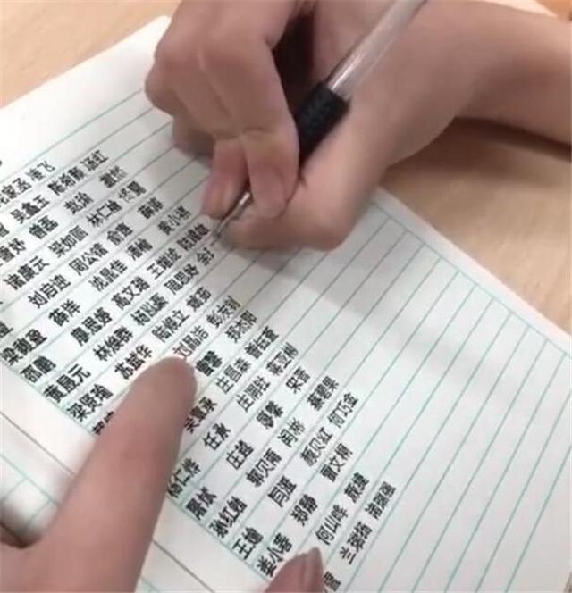 16岁男孩手写出印刷体，获七百万网友点赞，父母却叹气：娃有病