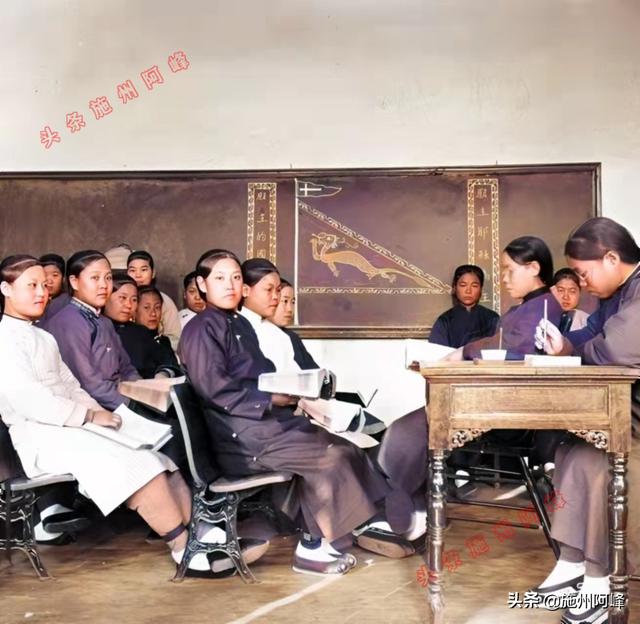 老照片：清朝时期的女子学校，学校里面全是女学生