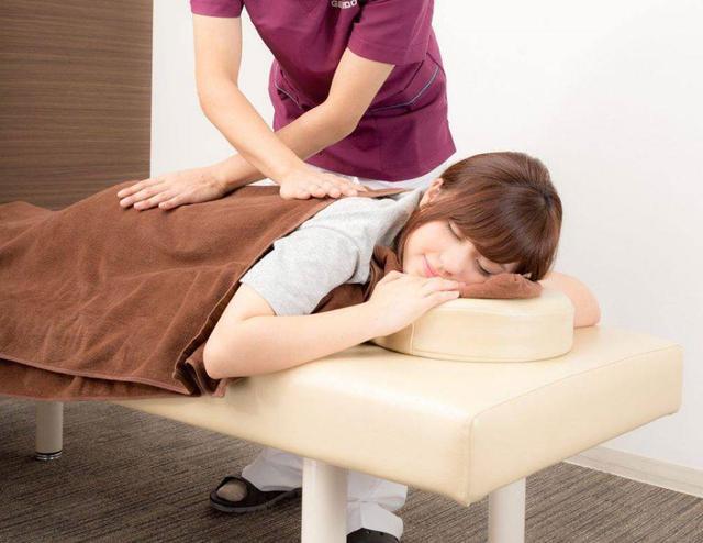 为啥女性腰部和肚脐，不能随意按摩？除按摩养生，还有这2个方法