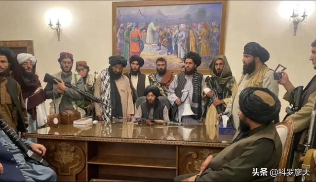 欧盟要晋见阿富汗新统治者，塔利班把AK步枪摆在桌面上：先拿钱来