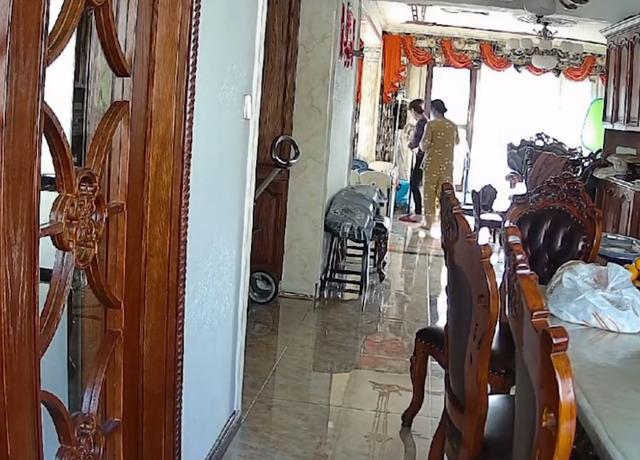 惊险！吉林一育婴师抱宝宝失手致其坠落，外婆神反应伸手接住孩子