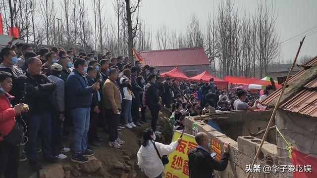 拉面哥涨价引发热议，因为从一开始就是一个误会，他与大衣哥不同