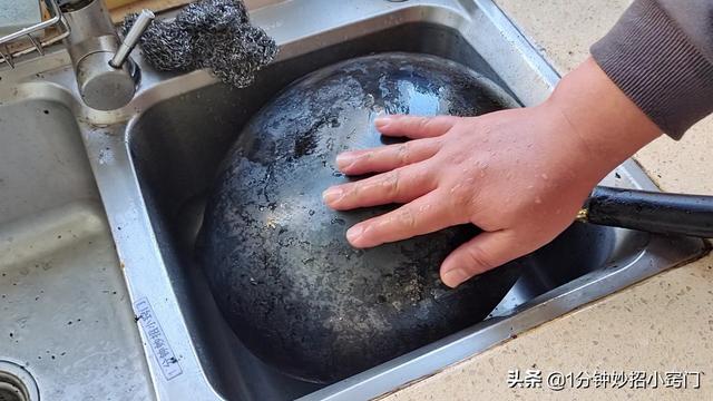 锅烧糊了上面黑的怎么去掉（去除锅底重度的黒垢）