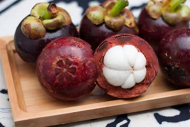 有3种水果，家长不能让孩子吃得太多，即使再嘴馋也要控制量