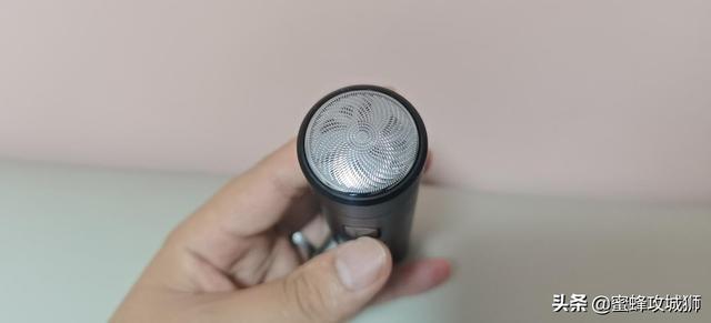 新一代程序员也可以很精致，须眉便携剃须刀T3评测，小巧易携带