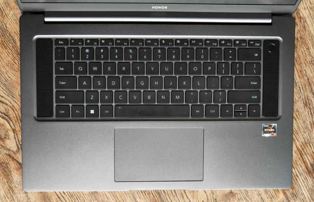 联想与荣耀16英寸上的对决：蜜糖或砒霜