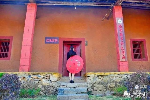 京山张菁拍摄组图：红色八字门