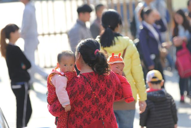 生育率连年下降，真的需要全力提高数据吗？很多事情都变了