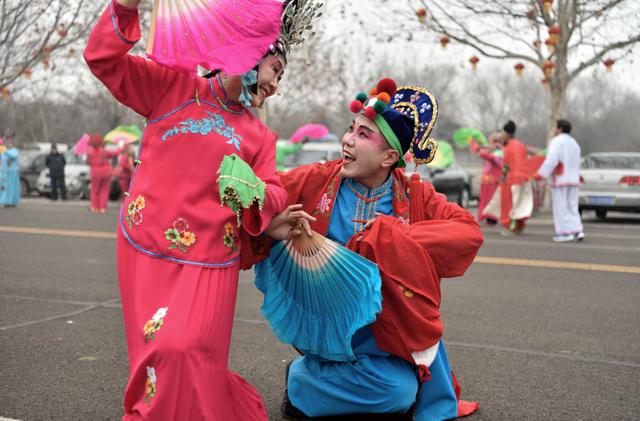 东北秧歌绕花组合视频乐亭地秧歌的传统表演方式