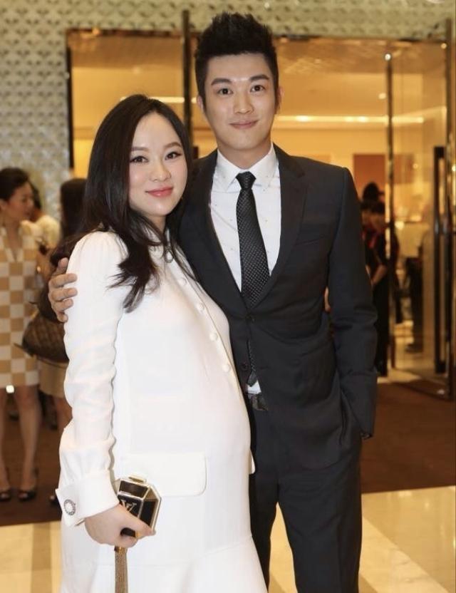 霍思燕怀孕:霍思燕哭诉没办婚礼，杜江瞬间红了眼眶，怀孕8个月时才领证？