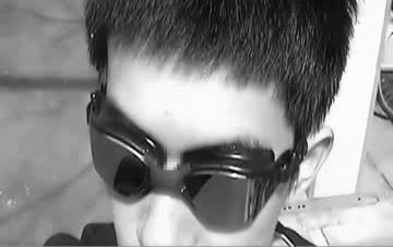 易烊千玺出关:易烊千玺刚出关，便化成迪士尼在逃王子，粉丝却羡慕他怀中的米奇
