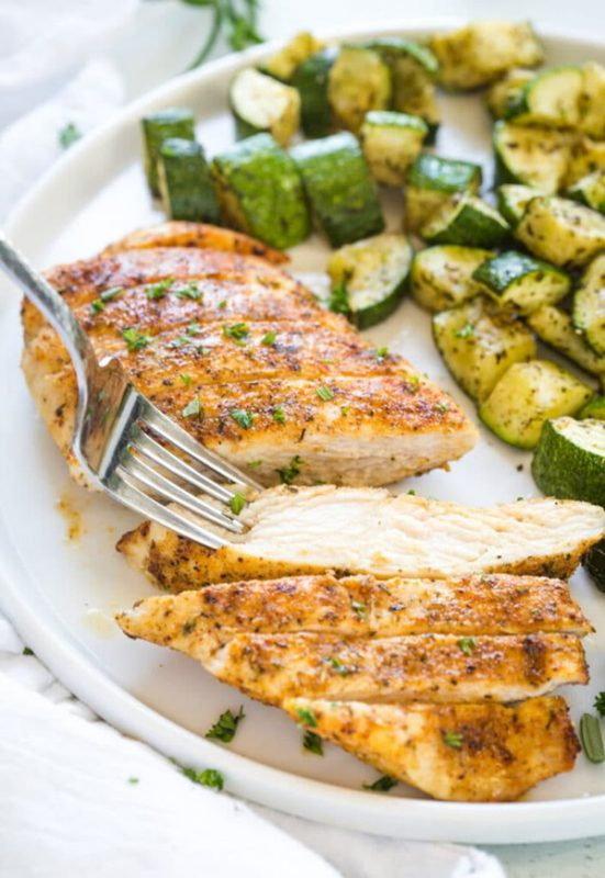 你吃的食物和肚子是平坦的，而不是臃肿的