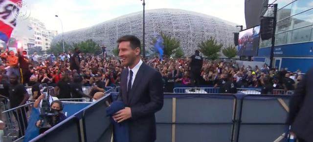 当世球王！为了看梅西，巴黎主场太壮观：数万球迷人挤人堪比春运