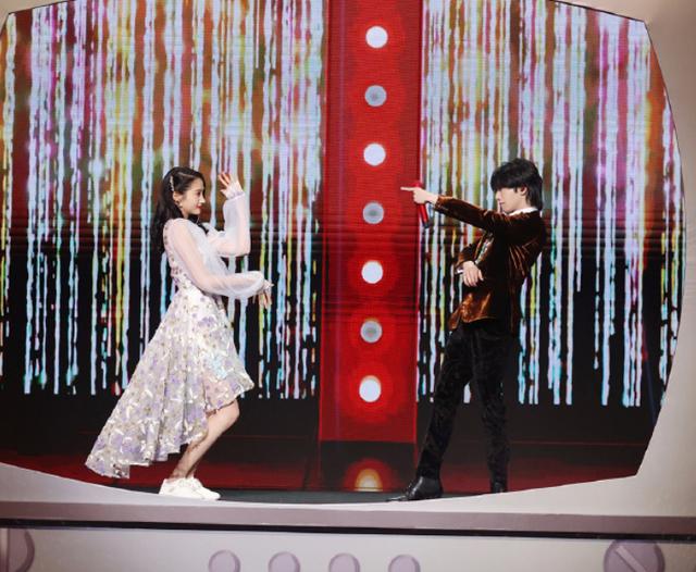 华晨宇身高:身高同样是173cm，当关晓彤与华晨宇热舞时，谁说谎很明显了