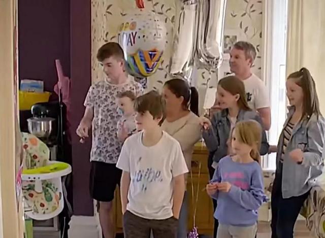 英国女子45岁生娃21个，怀孕就生下来，家里像幼儿园