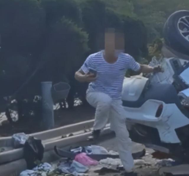 悲剧！江西一高速丈夫强行超车致妻子当场死亡，悔恨地跺脚