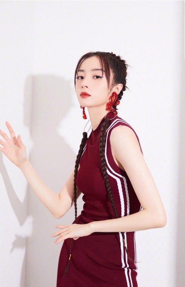 胡冰卿图片:胡冰卿太撩人，穿酒红色裙装曲线尽露，造型性感又迷人